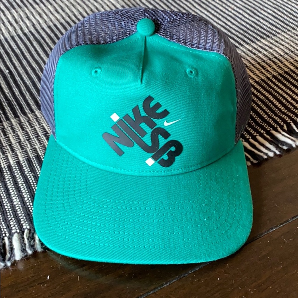Brand New Nike Men SnapBack Hat. Grey/Green